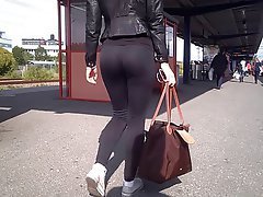 Legging voyeur